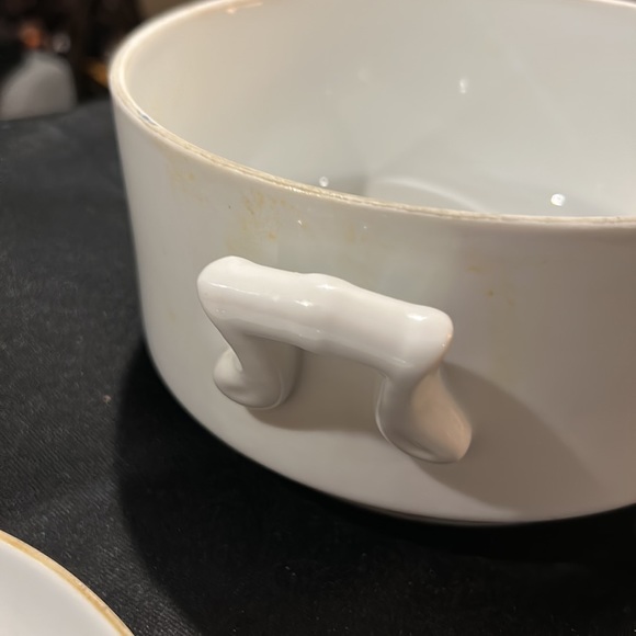 Very cool 7.25” pot/oven ware with top that converts to a dish. - Picture 7 of 12